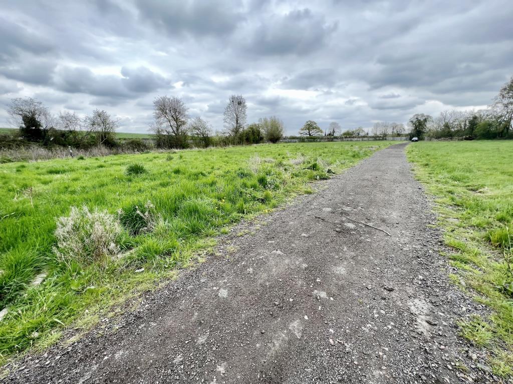 Lot: 129 - LAND FOR TRAVELLER OCCUPATION WITH PLANNING FOR TRAVELLER AND TOURER PITCHES, DAY ROOM AND STABLES - General view of land